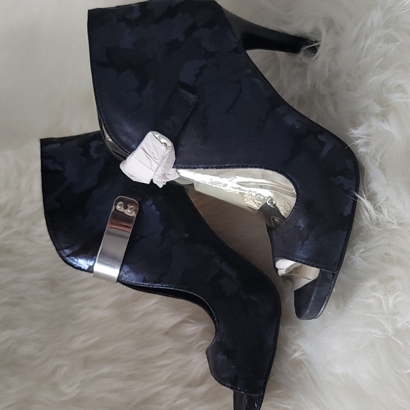 Shoes - Picture 3 of 4